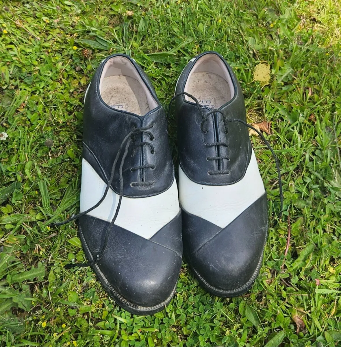Golf clubs & shoes - Image 1
