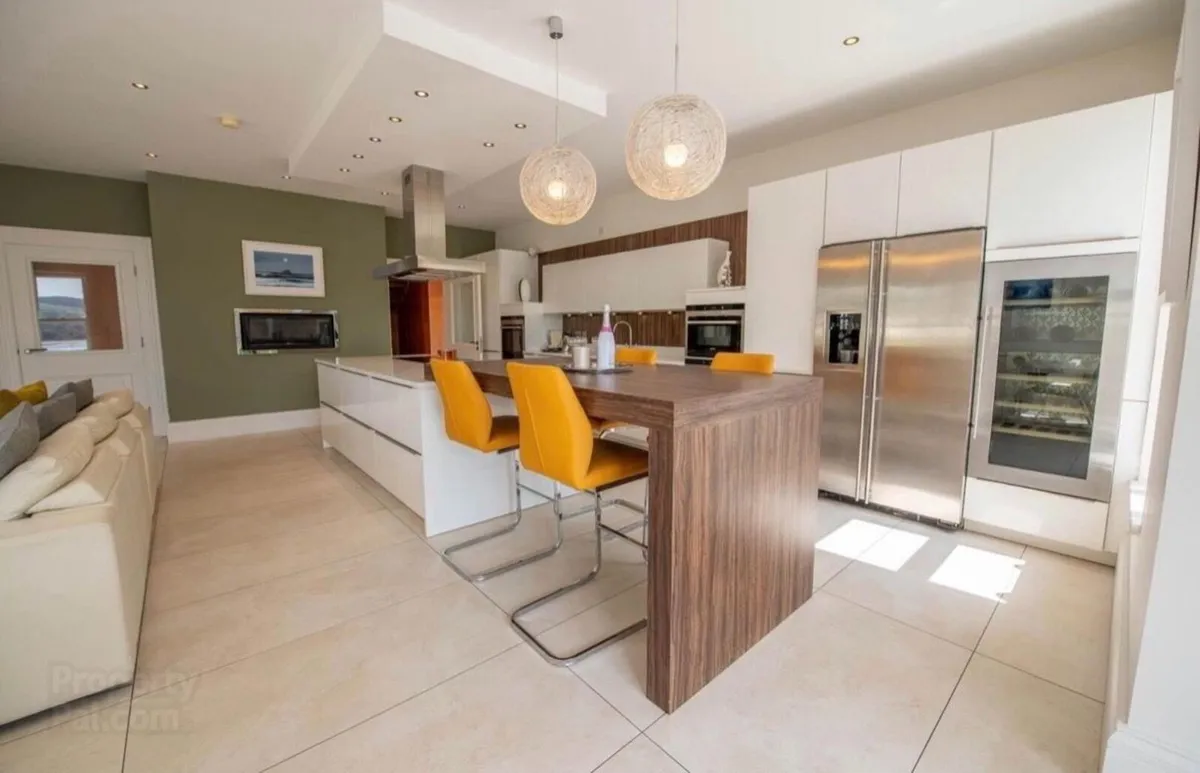 High gloss kitchen with island - Image 1