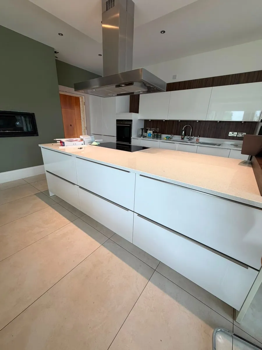 High gloss kitchen with island - Image 3