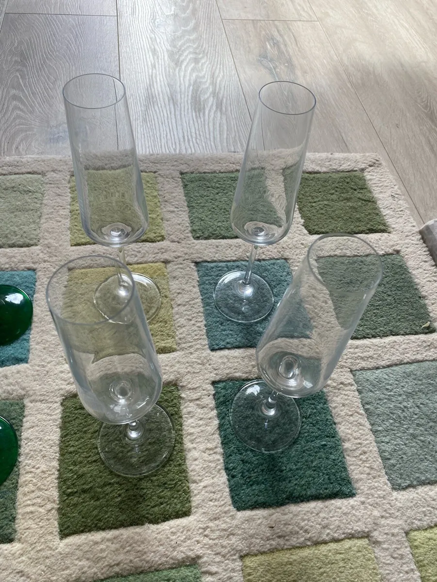 Wine glasses and champagne flutes - Image 2