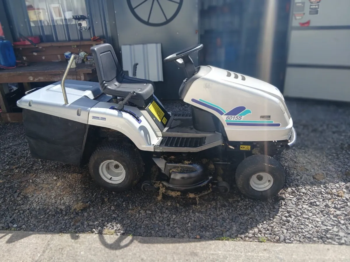 Ride on lawnmower - Image 1