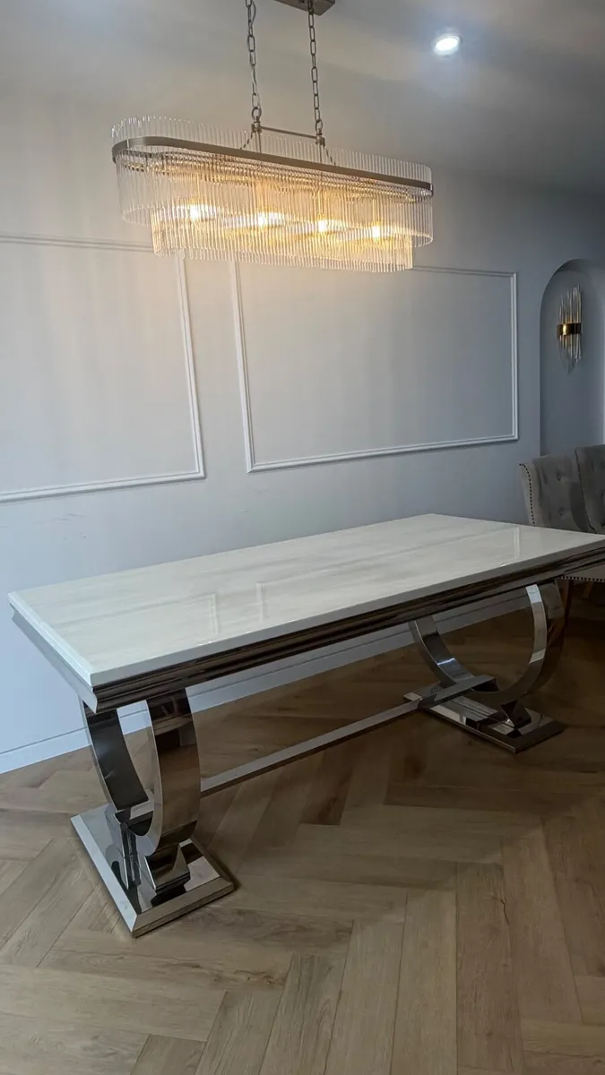 Dining table - Image 1