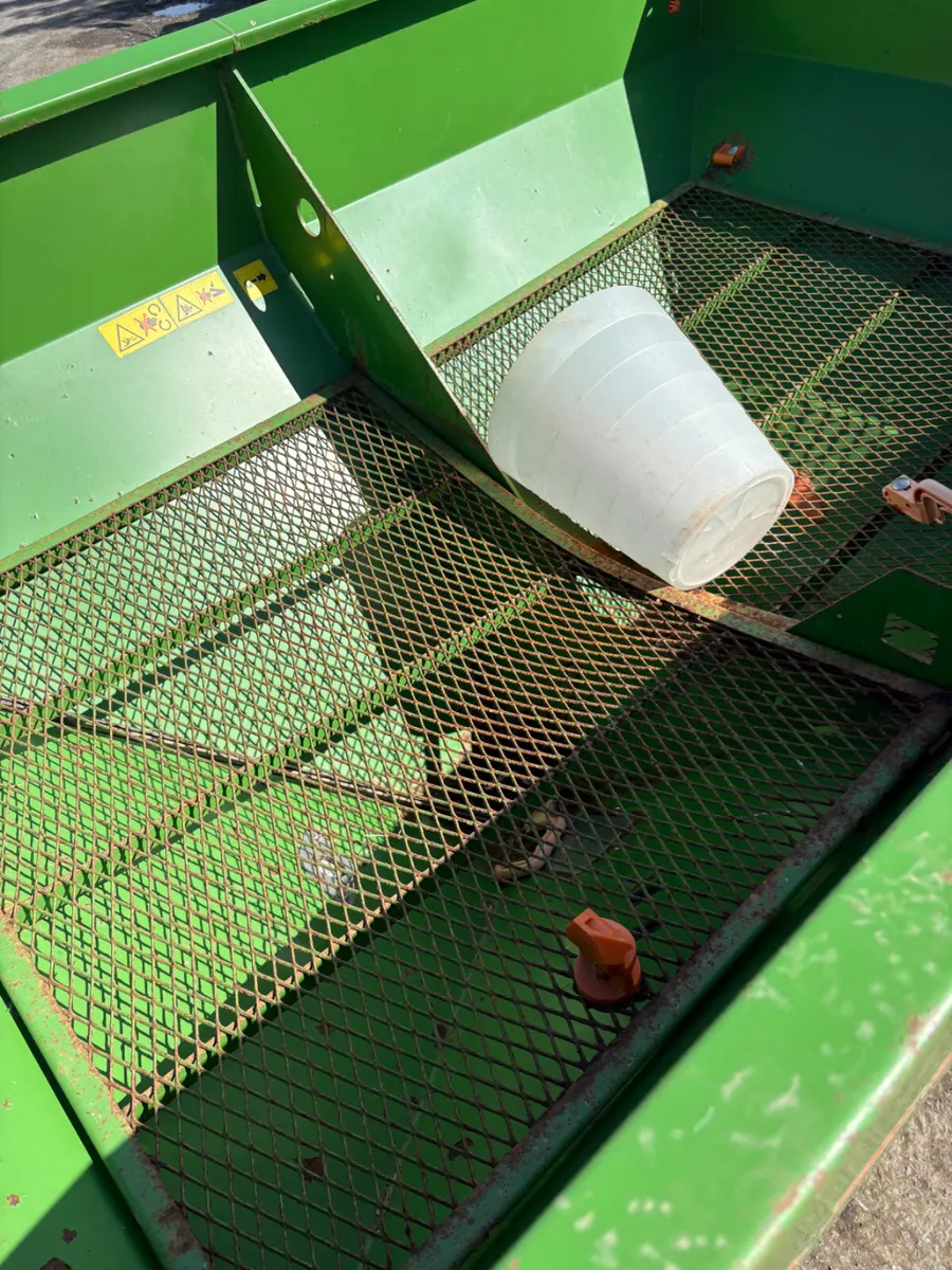 Amazone 1.4T fertiliser sower - Image 3