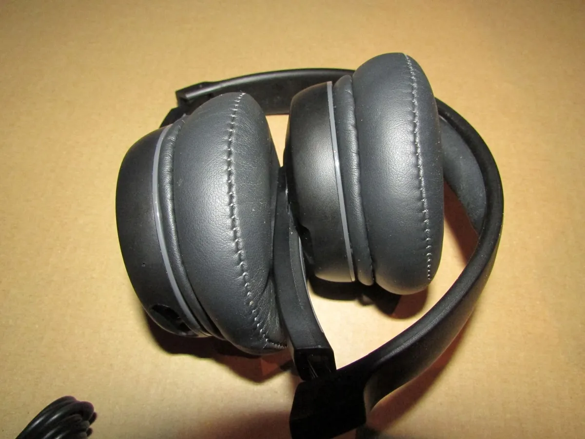 Wired Headphones - Image 2