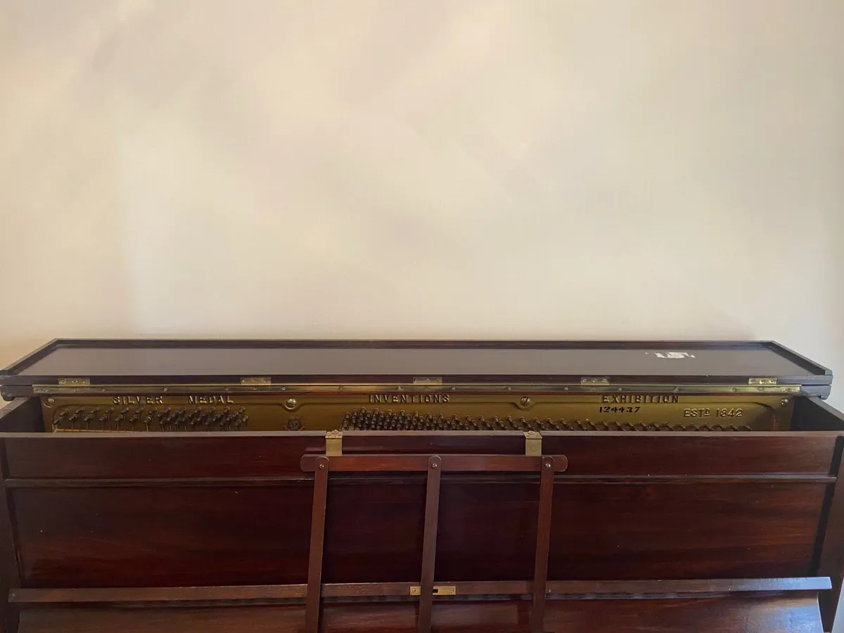 Piano and stool - Image 4