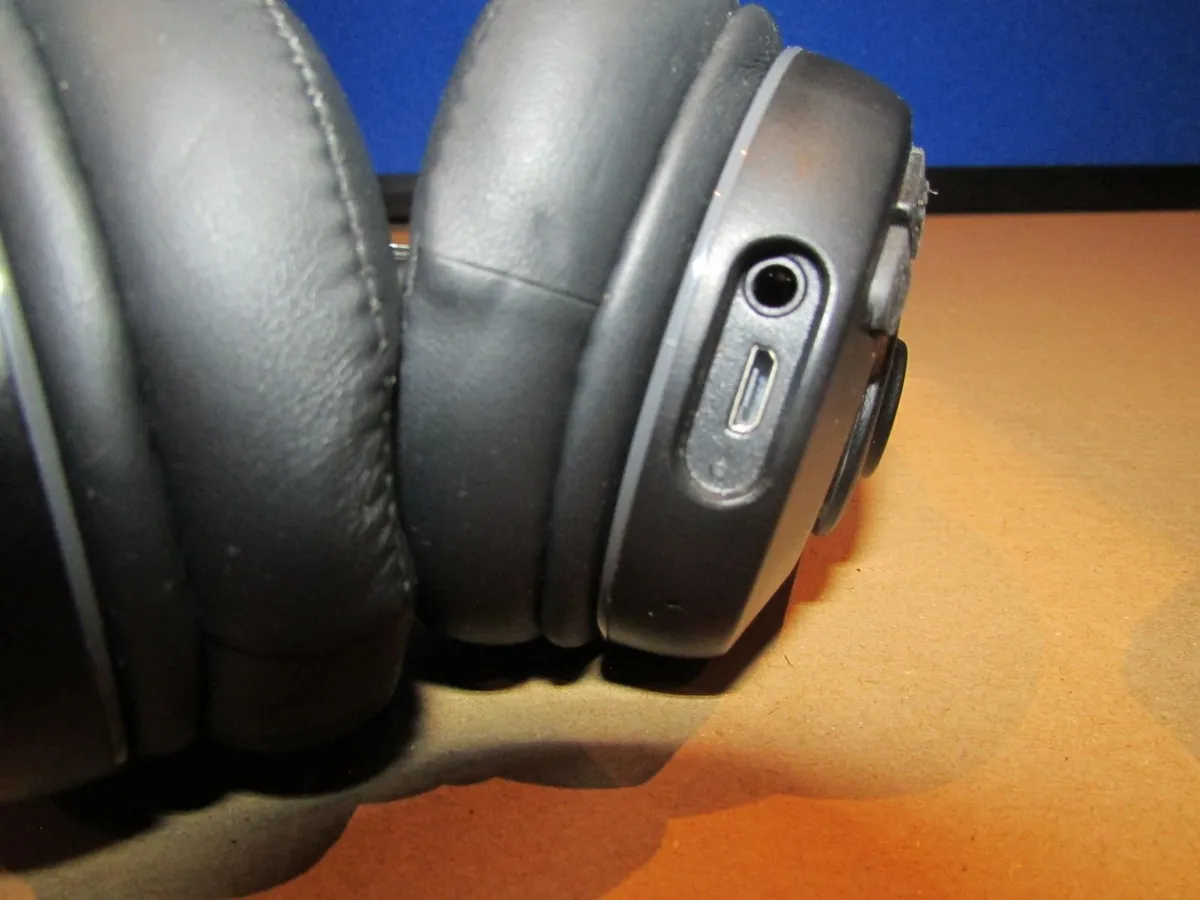 Wired Headphones - Image 4