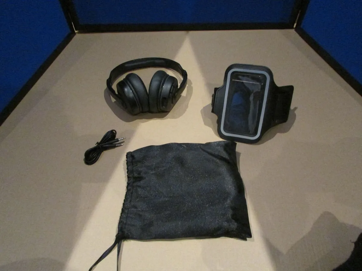 Wired Headphones - Image 1