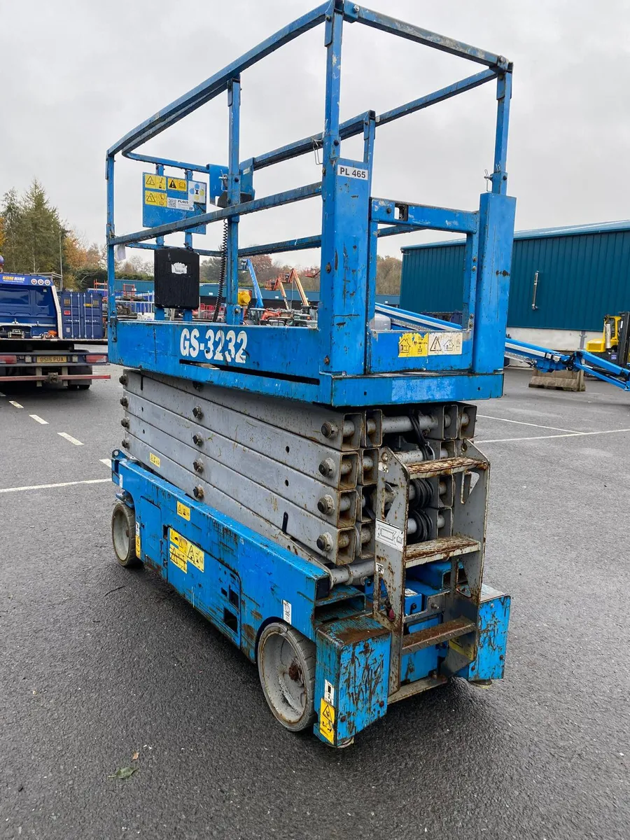 2014 GENIE GS3232 38FT NARROW ELECTRIC SCISSOR - Image 2