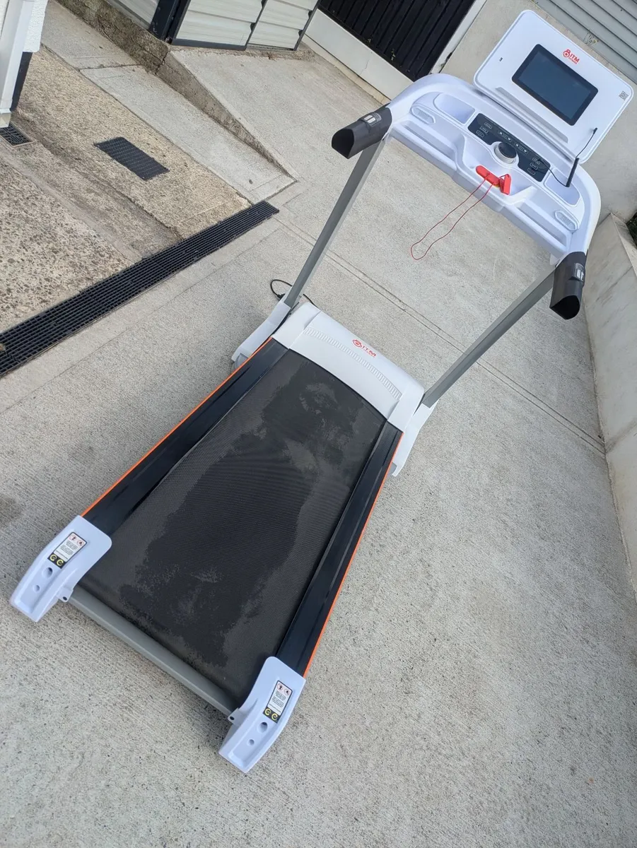 Motorized folding treadmill - Image 1