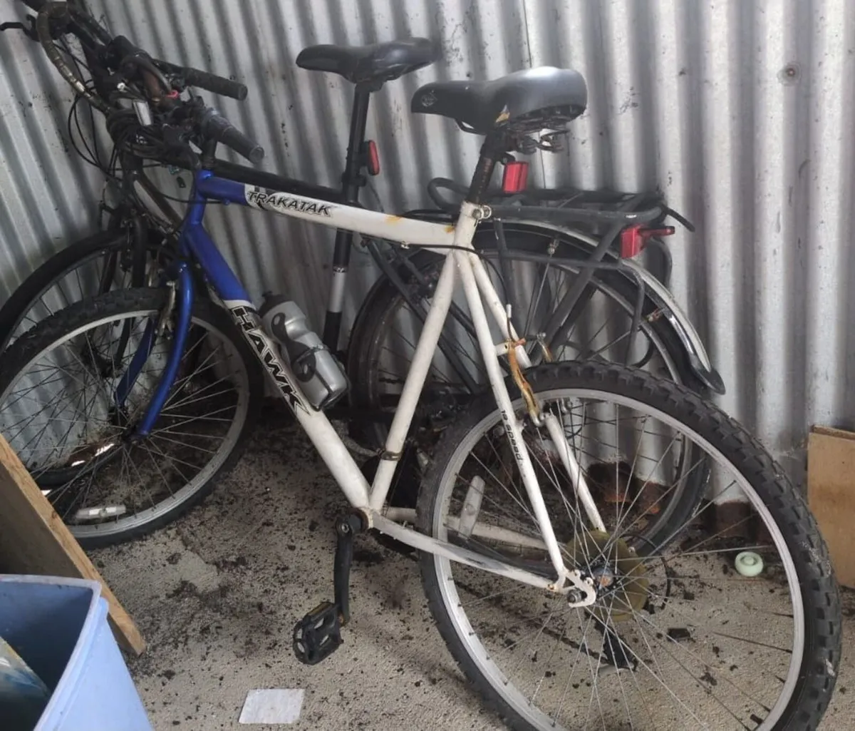 Two men’s bikes. - Image 4