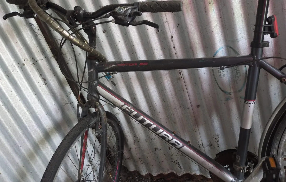 Two men’s bikes. - Image 3