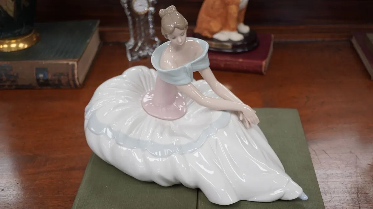 Nao Figurine - Image 2