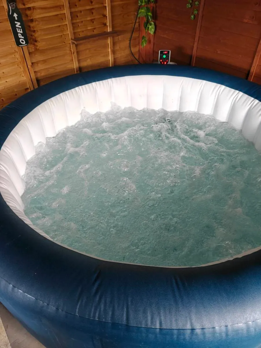 Lazy spa hot tub - Image 1