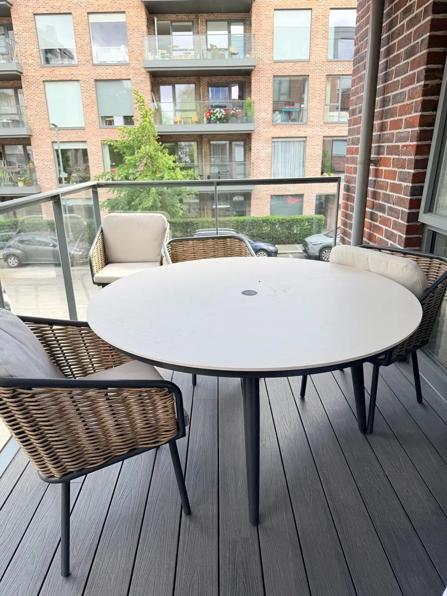 Table & chairs - Image 1