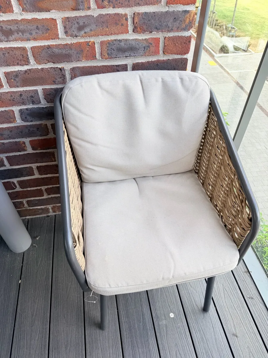 Table & chairs - Image 2
