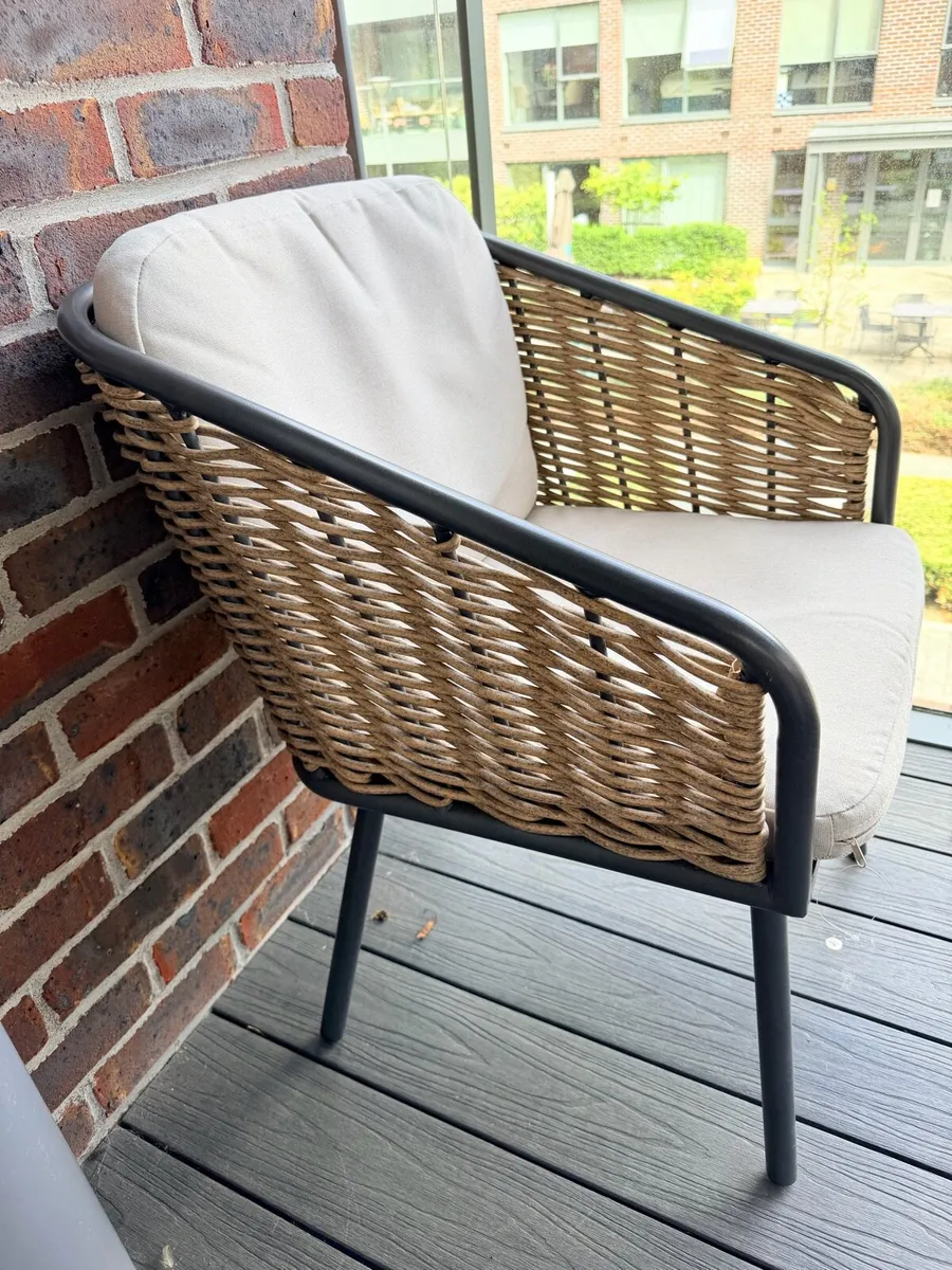 Table & chairs - Image 3