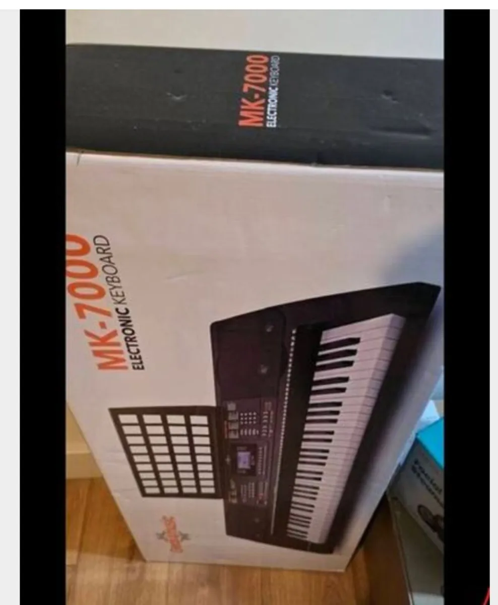 MK-7000 Electronic Keyboard - Barely used