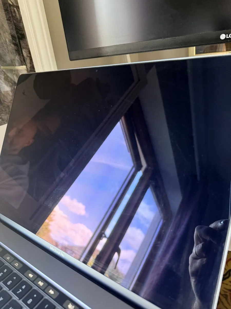 Immaculate Apple MacBook Pro 16" (i7, 32GB RAM) - Image 2