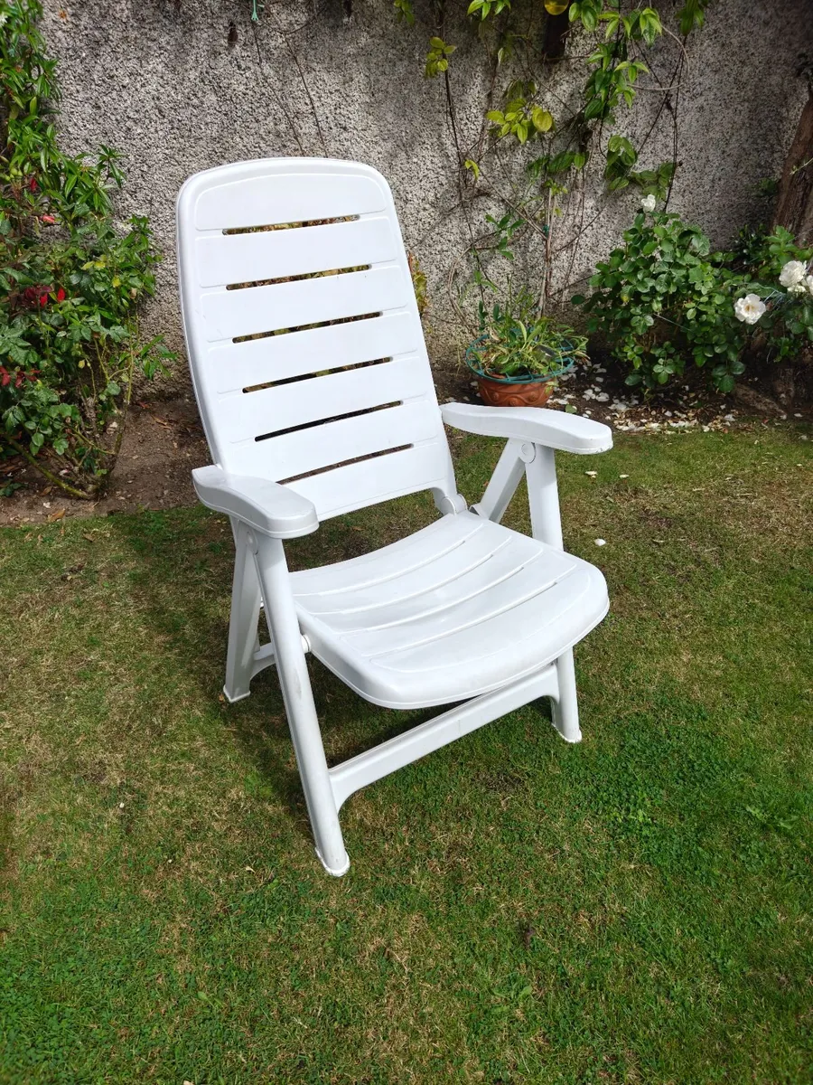2 Reclining Garden Chairs