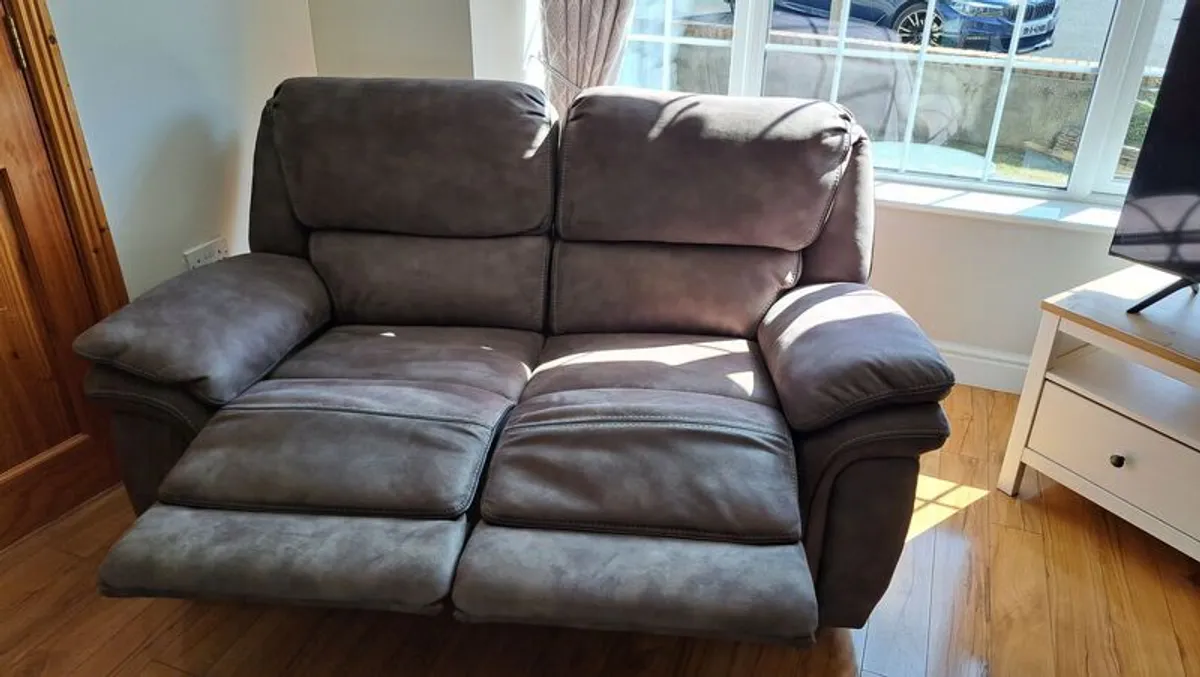 Recliner couch - Image 1