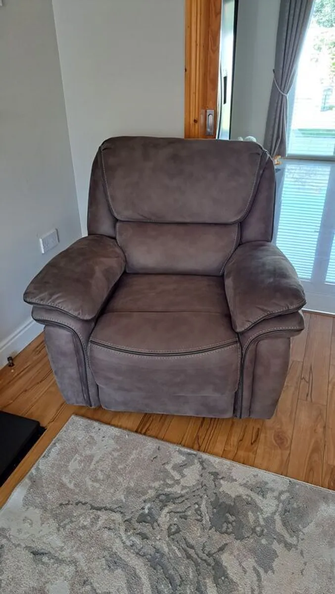 Recliner couch - Image 2