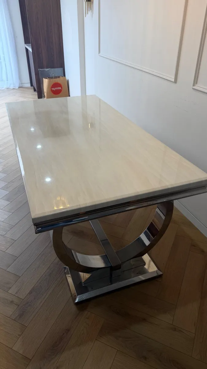 Dining table - Image 2