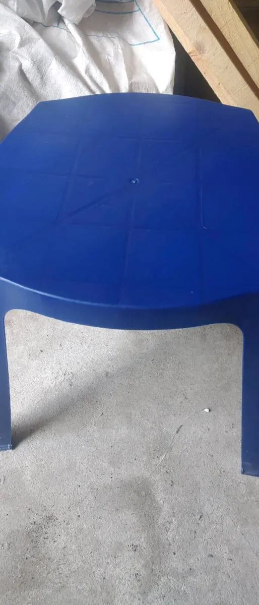 Plastic table - Image 1