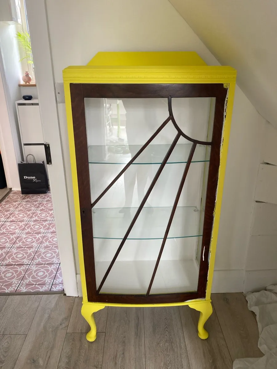 China cabinet - Image 1