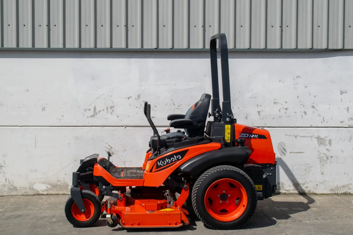 Kubota ZD1211 Lawnmower - Mint - Image 3