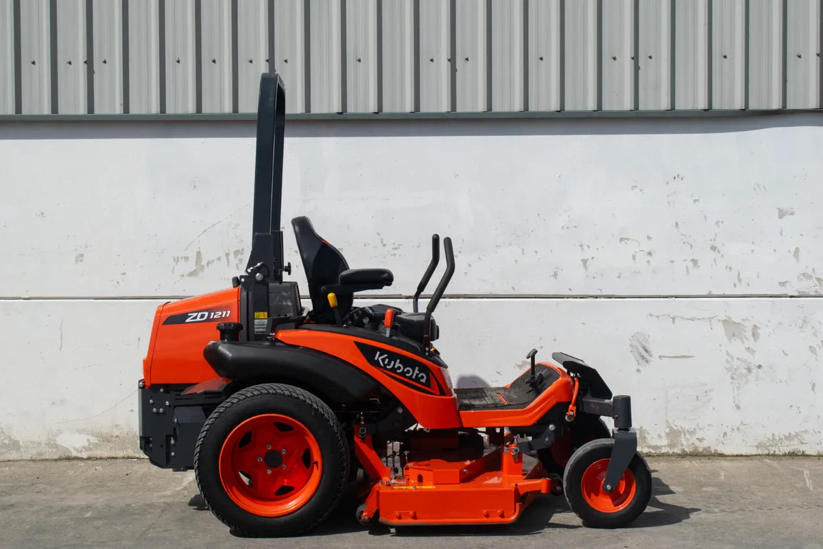 Kubota ZD1211 Lawnmower - Mint - Image 4