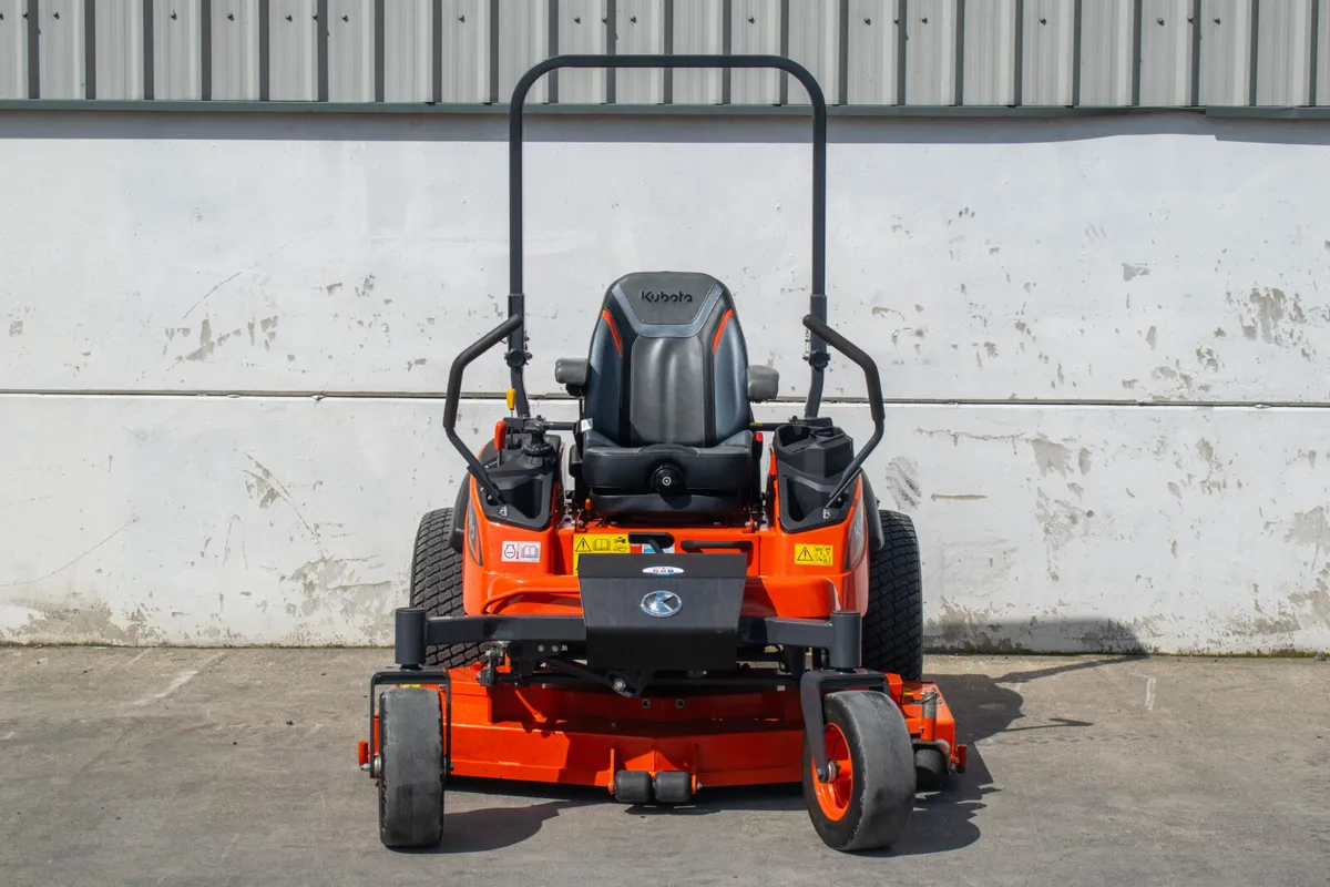 Kubota ZD1211 Lawnmower - Mint - Image 1