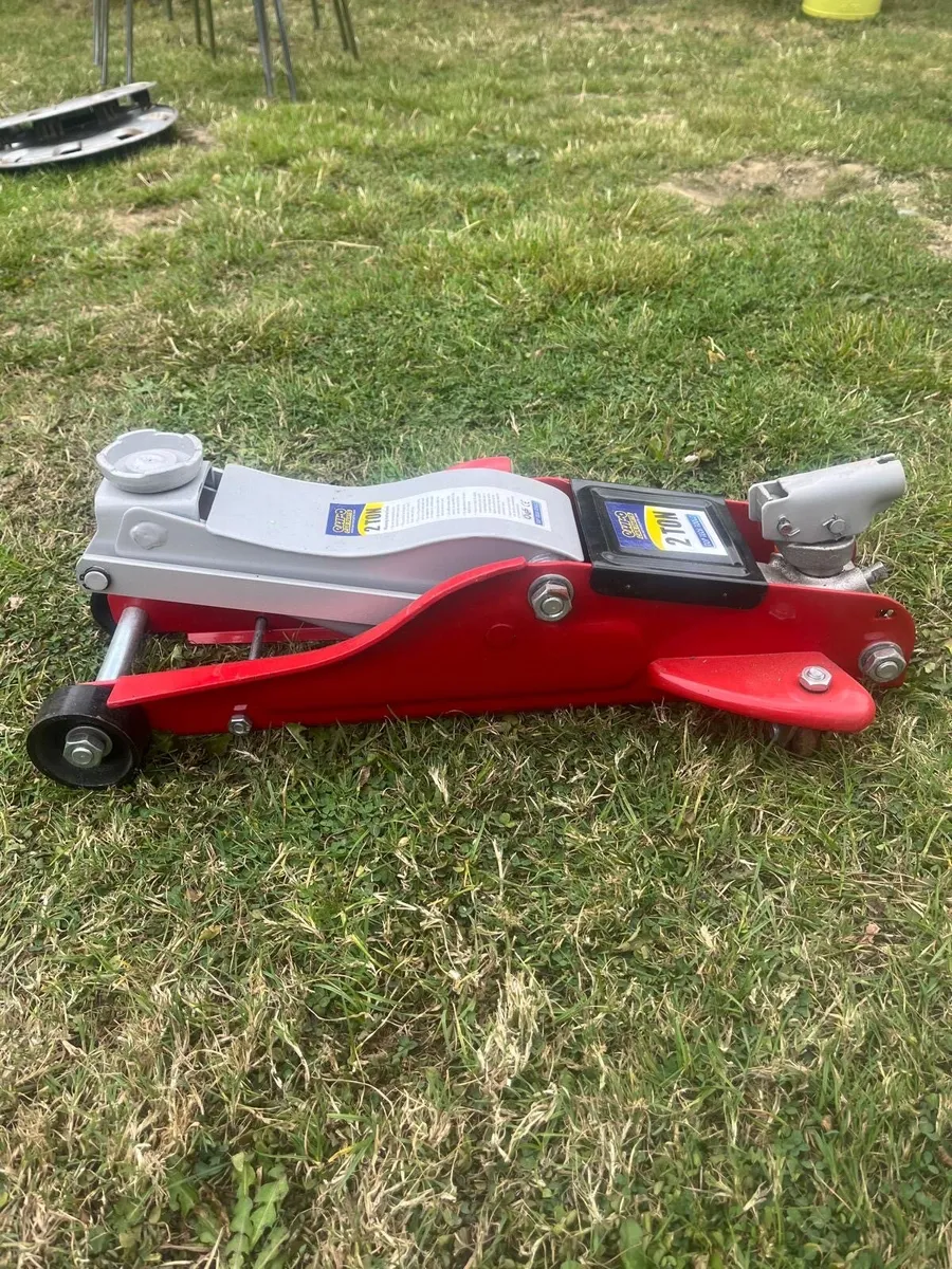 Two Tonne car jack for sale - Image 1