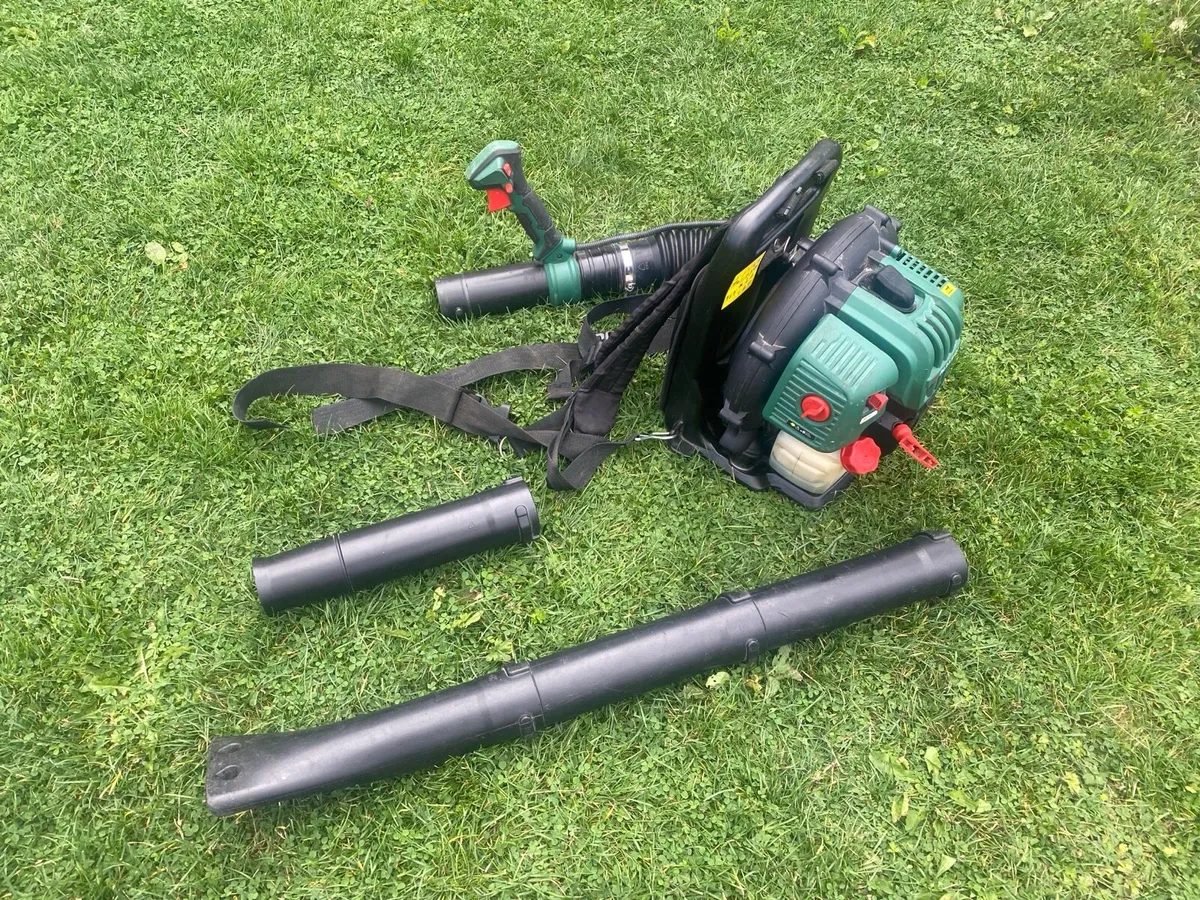 Parkside 52cc petrol backpack leaf blower - Image 1
