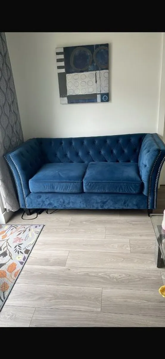 Very clean rarely used  trow over on the sofa all the time  non smoker non pet home beautiful sofa