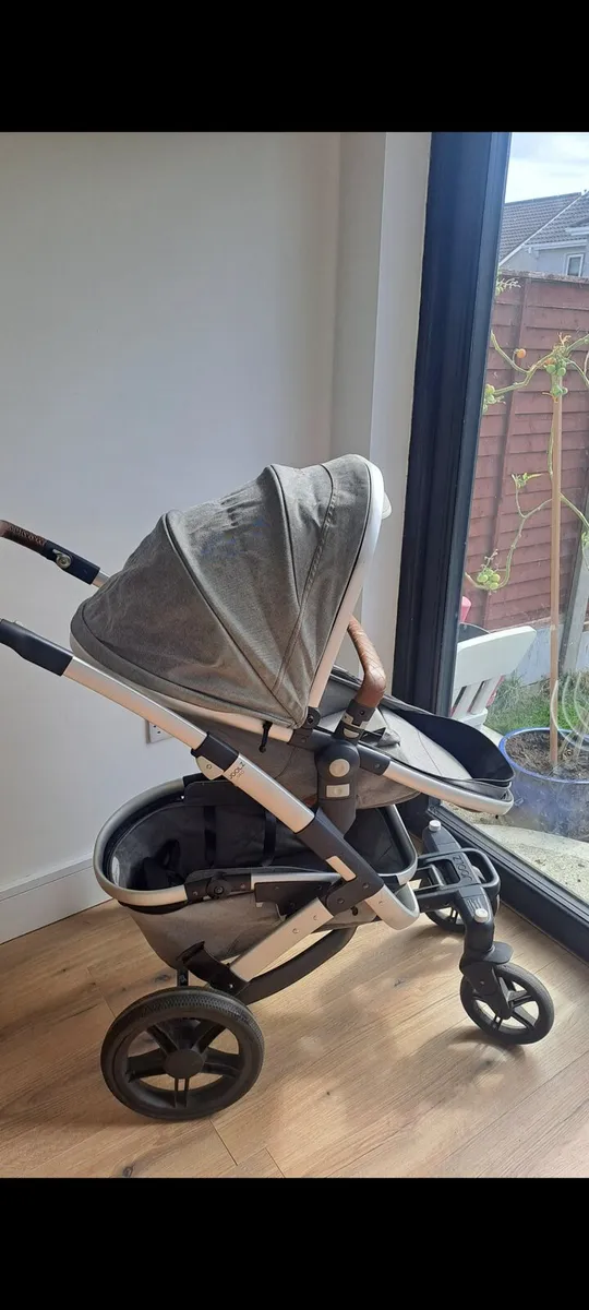 Joolz buggy and bassinet - Image 1