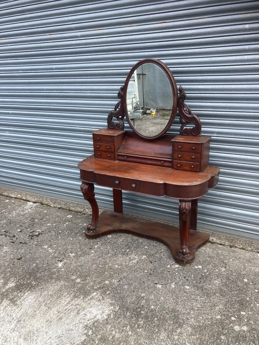 ANTIQUE DRESSING TABLE