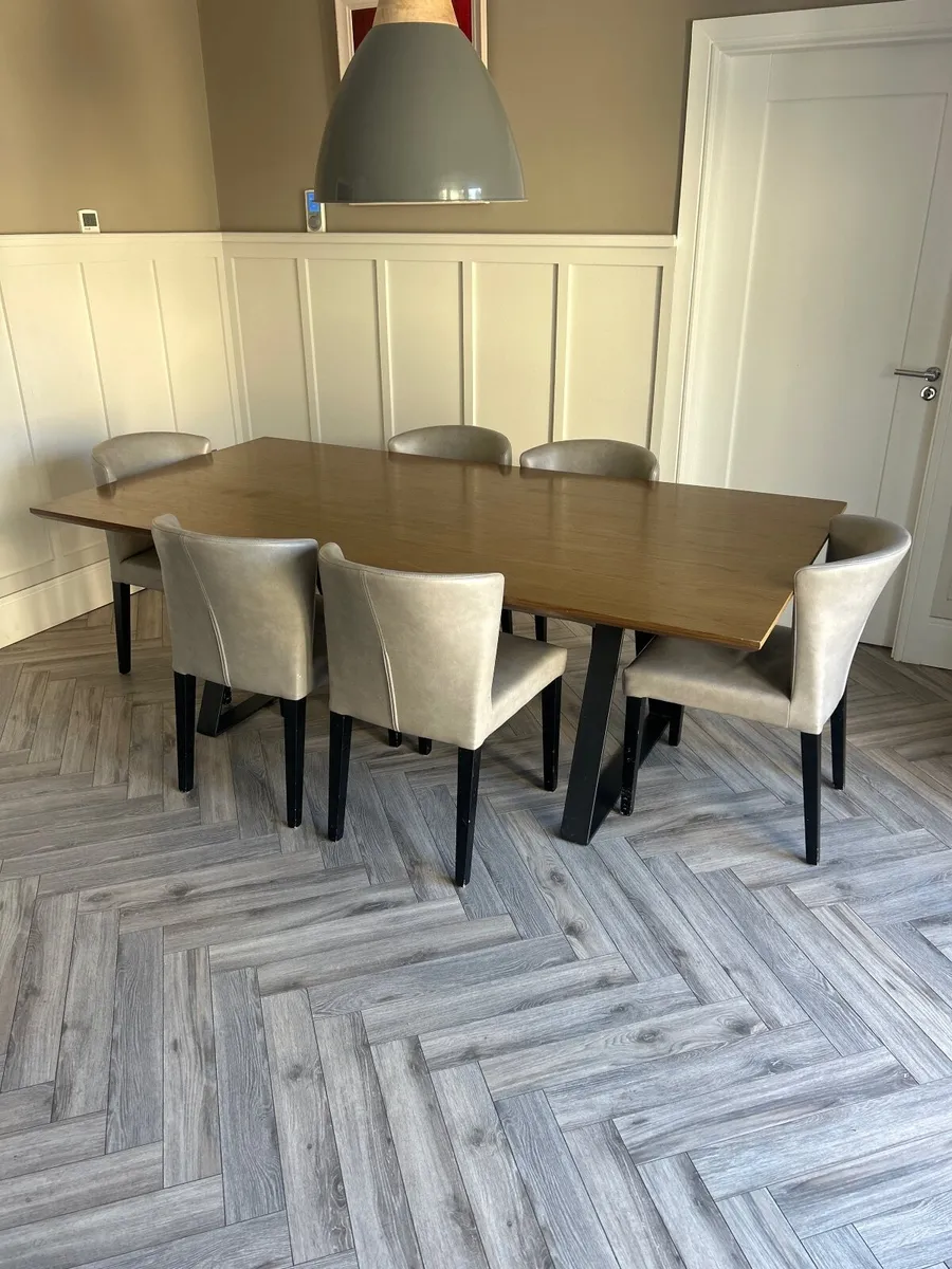 Kitchen table and chairs - Image 1