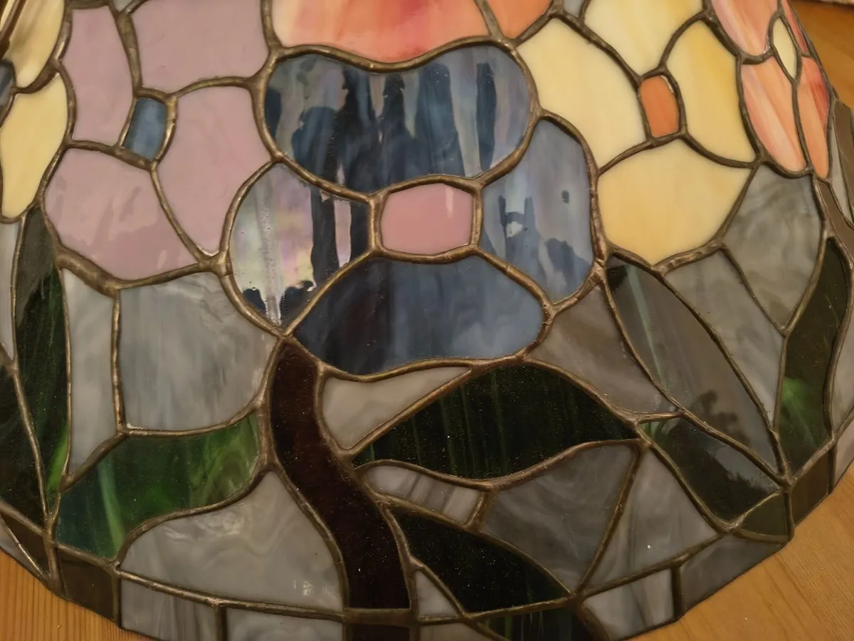 Vintage Tiffany style stained glass pendant light - Image 4