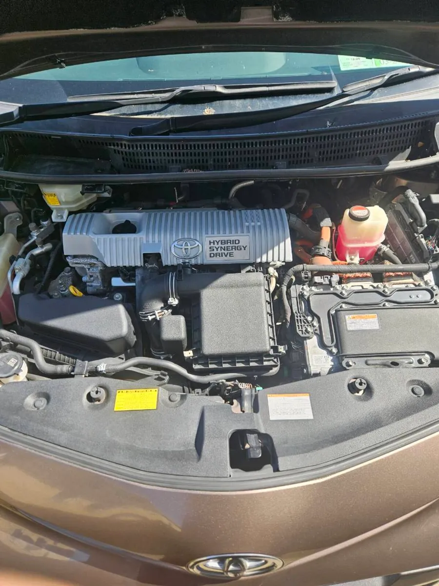 2014 Toyota Prius Alpha G Touring 7 Seater.

Only - Image 4