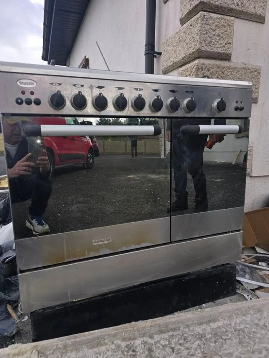 Beumatic Freestanding 90cm dual-fuel cooker - Image 1