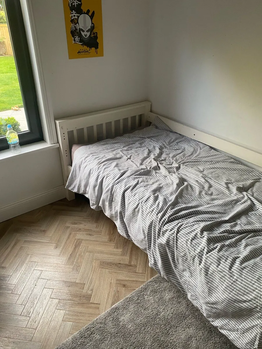 Single bed - Image 1