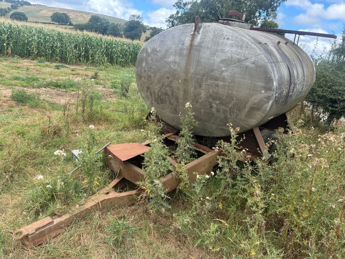 Volvo loader + water tanks - Image 2
