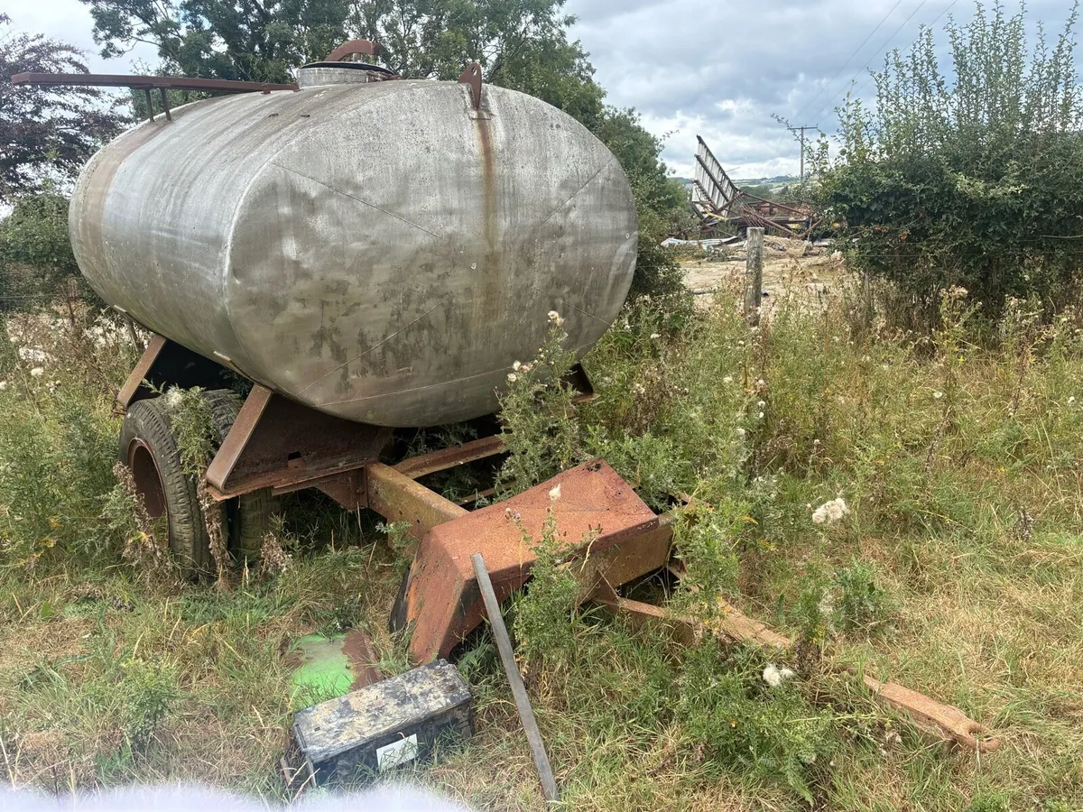 Volvo loader + water tanks - Image 3