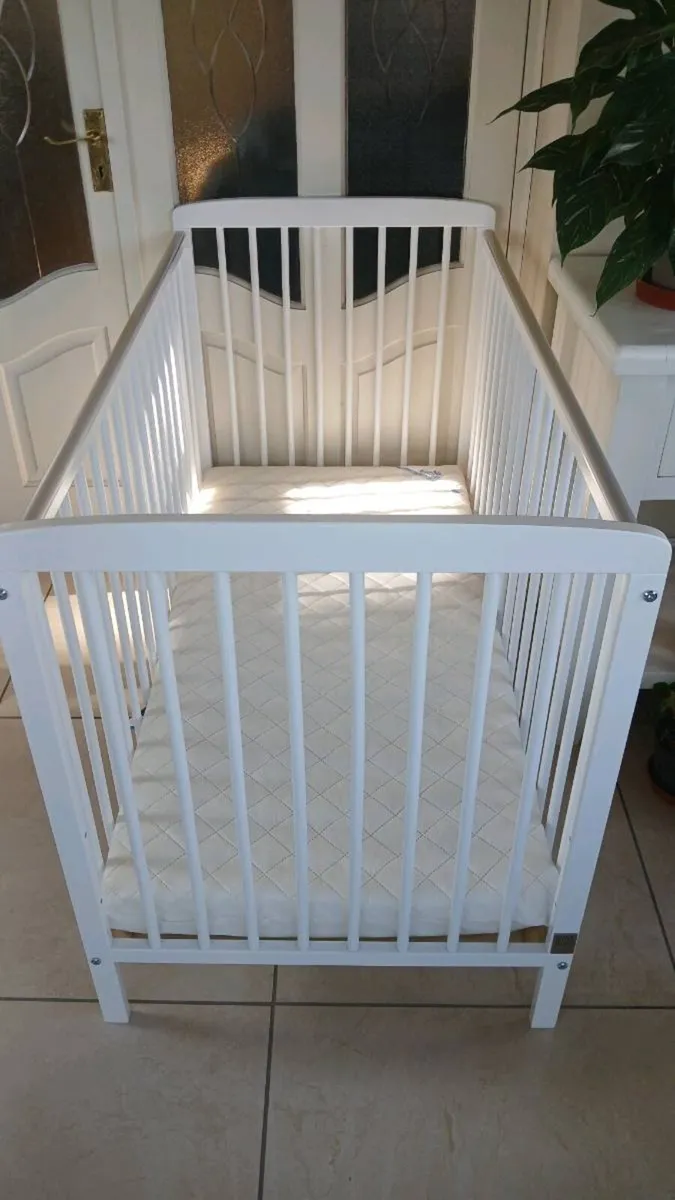 Cot 120 x 60 + mattress. - Image 1