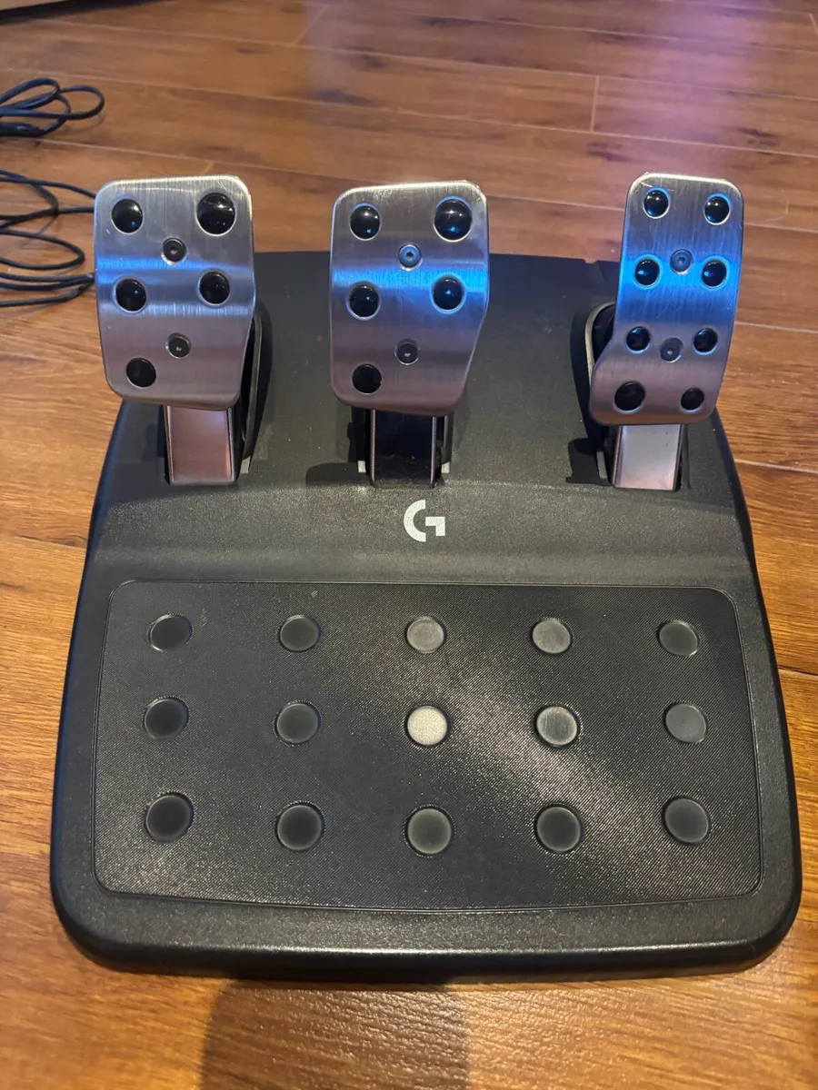 Logitech G923 PS5 steering wheel and pedals - Image 2