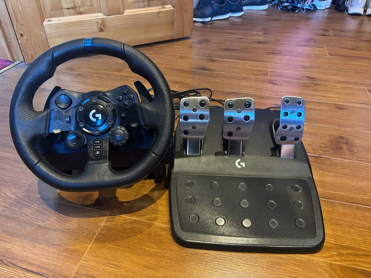 Logitech G923 PS5 steering wheel and pedals - Image 1