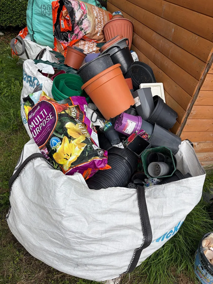 flower pots ton bag full €30 - Image 1
