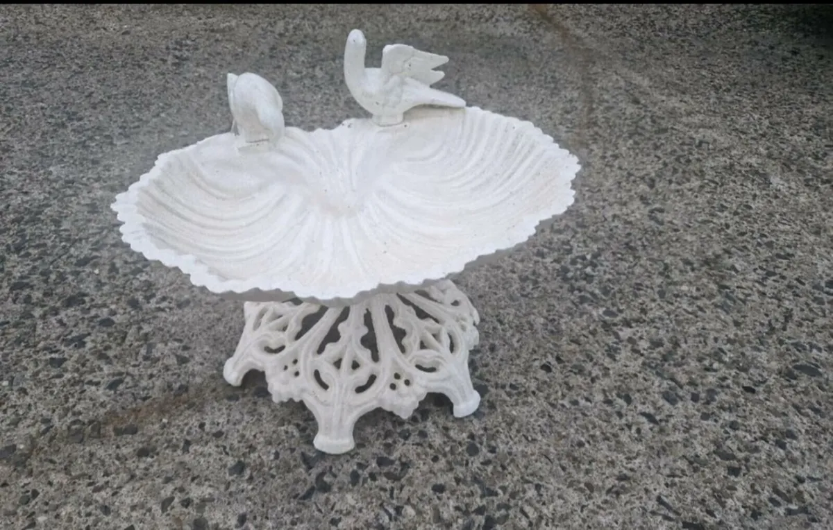 Bird fountain - Image 1