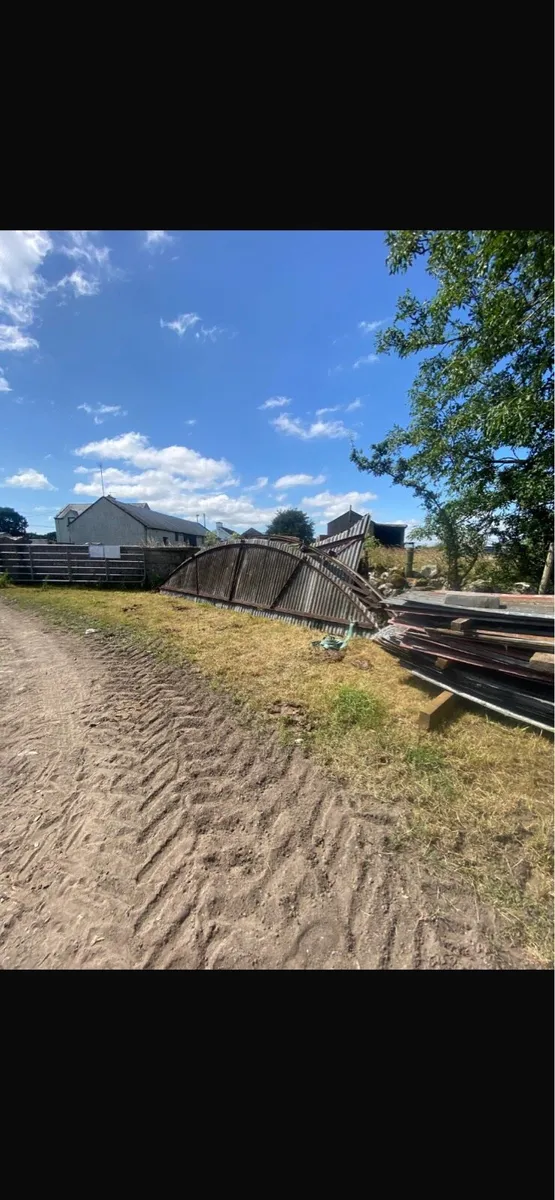 24 foot hay shed & 20 lean to - trusses & sheeting - Image 1