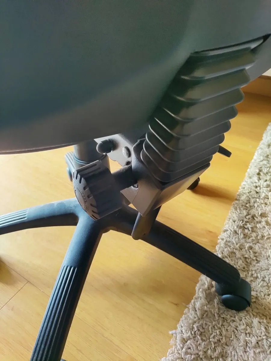 Office table and chair - Image 2